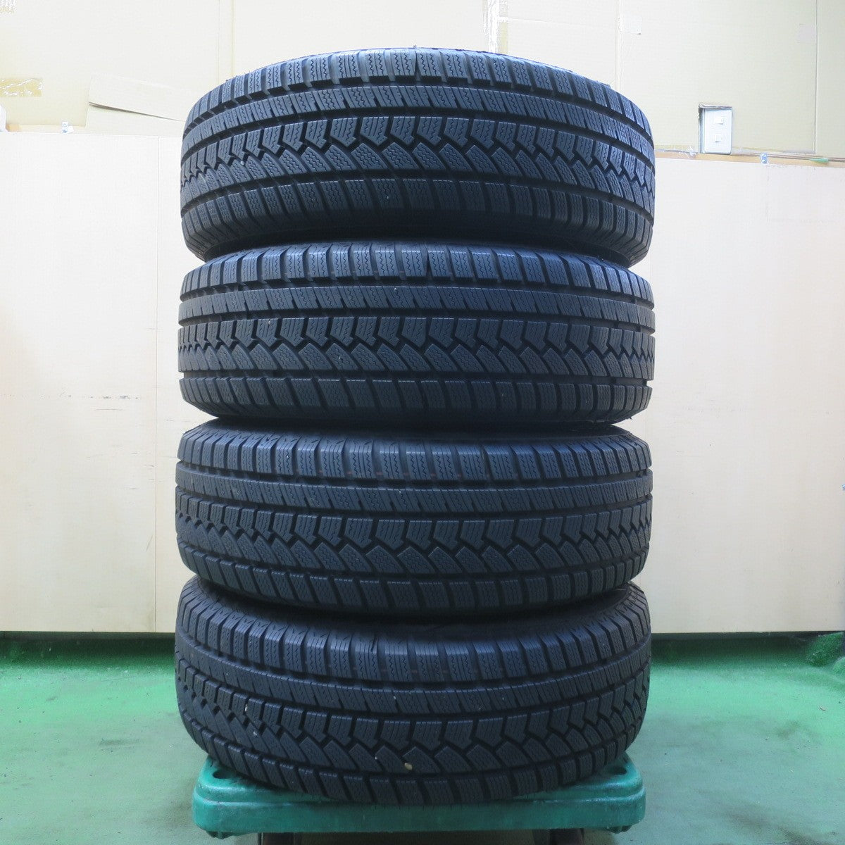 バリ溝！22年！キレイ！9.5分以上★スタッドレス 225/65R17 ハイフライ Win-turi 212 EMBELY S10 エンベリー 17インチ PCD114.3/5H★6042002イス