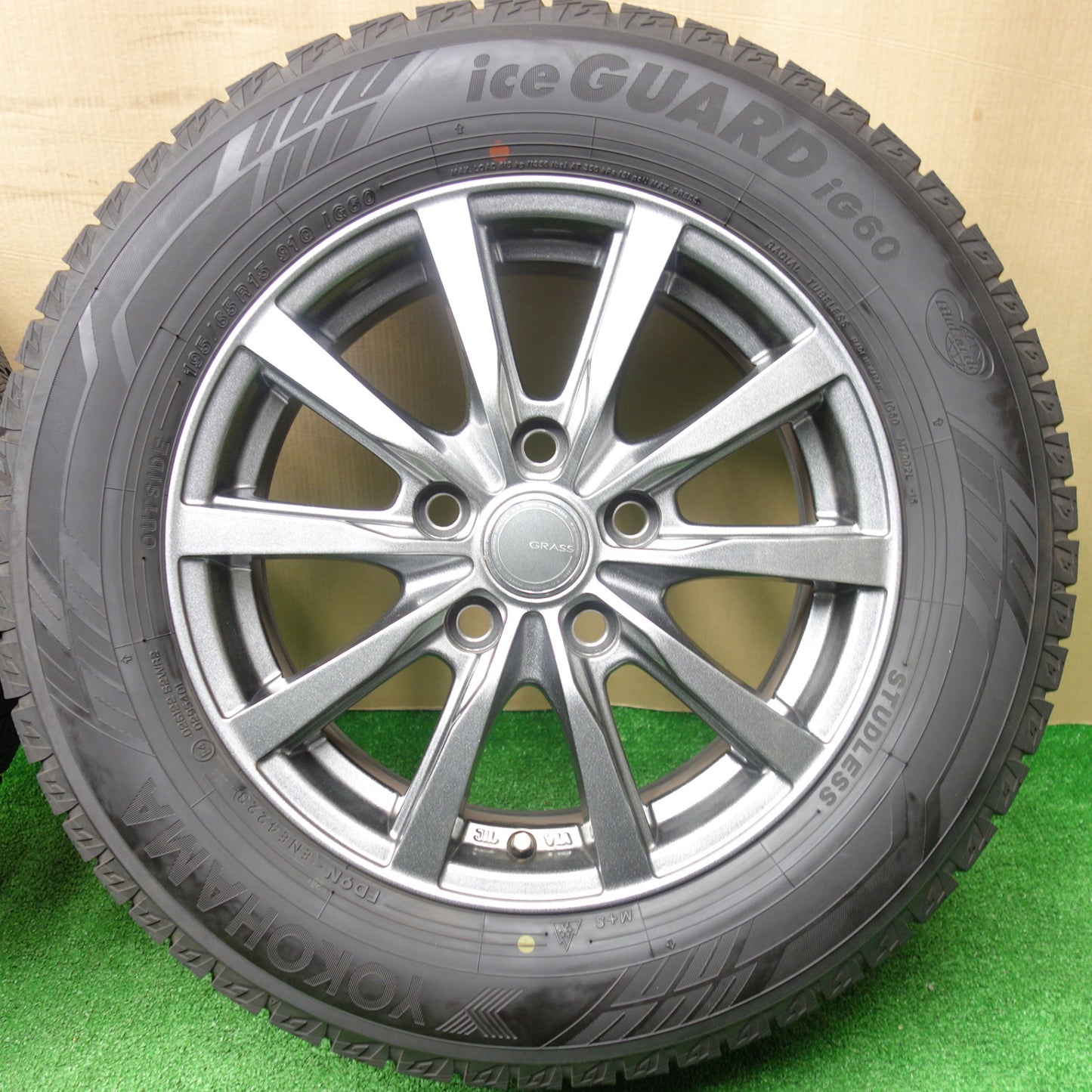 バリ溝！23年！キレイ！8.5分★スタッドレス 195/65R15 ヨコハマ アイスガード iG60 GRASS グラス 15インチ PCD114.3/5H★5120501KTス