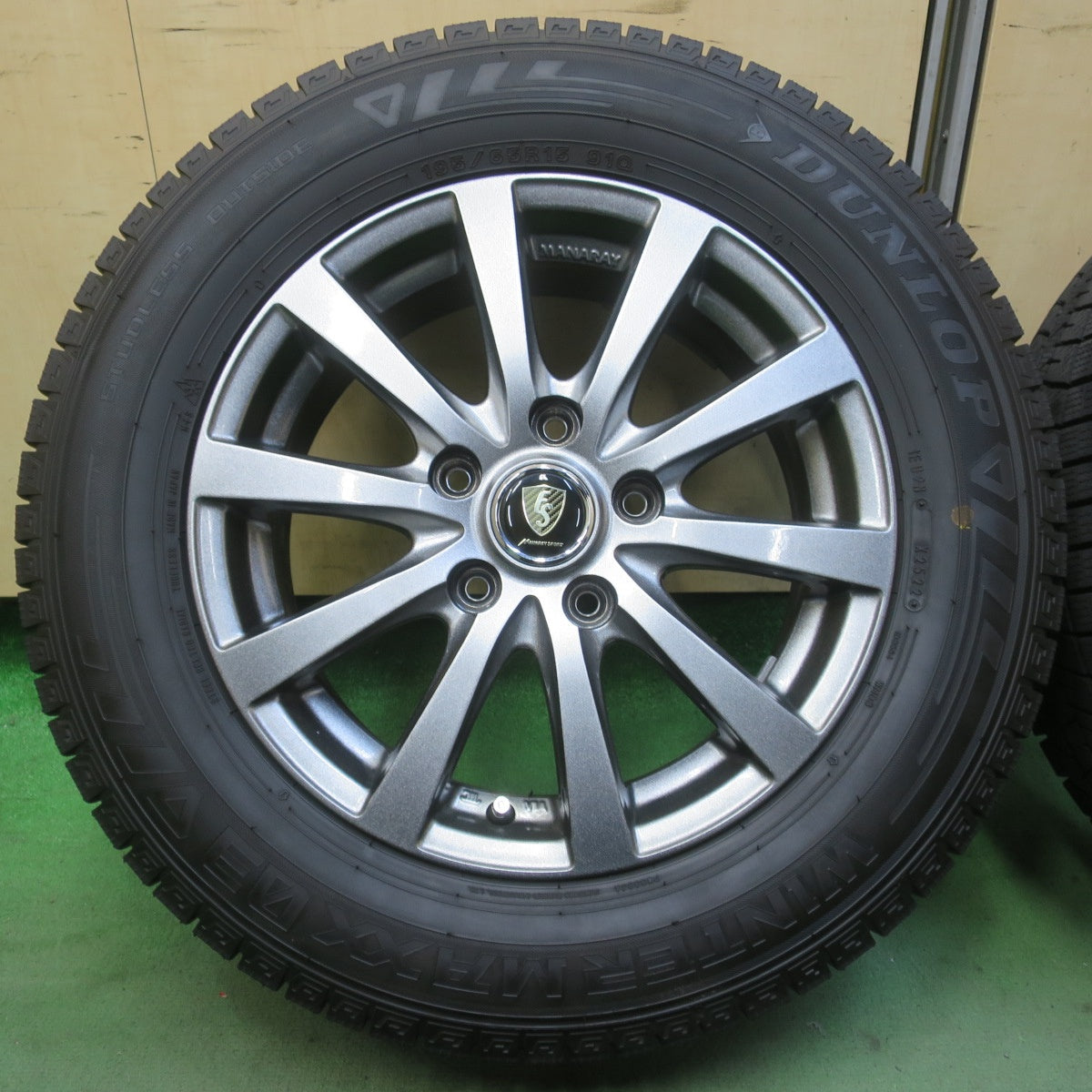 バリ溝！22年！キレイ！9.5分以上◎スタッドレス 195/65R15 ダンロップ ウインターマックス 03 MANARAY SPORT マナレイ スポーツ 15インチ PCD114.3/5H◎6082908イス
