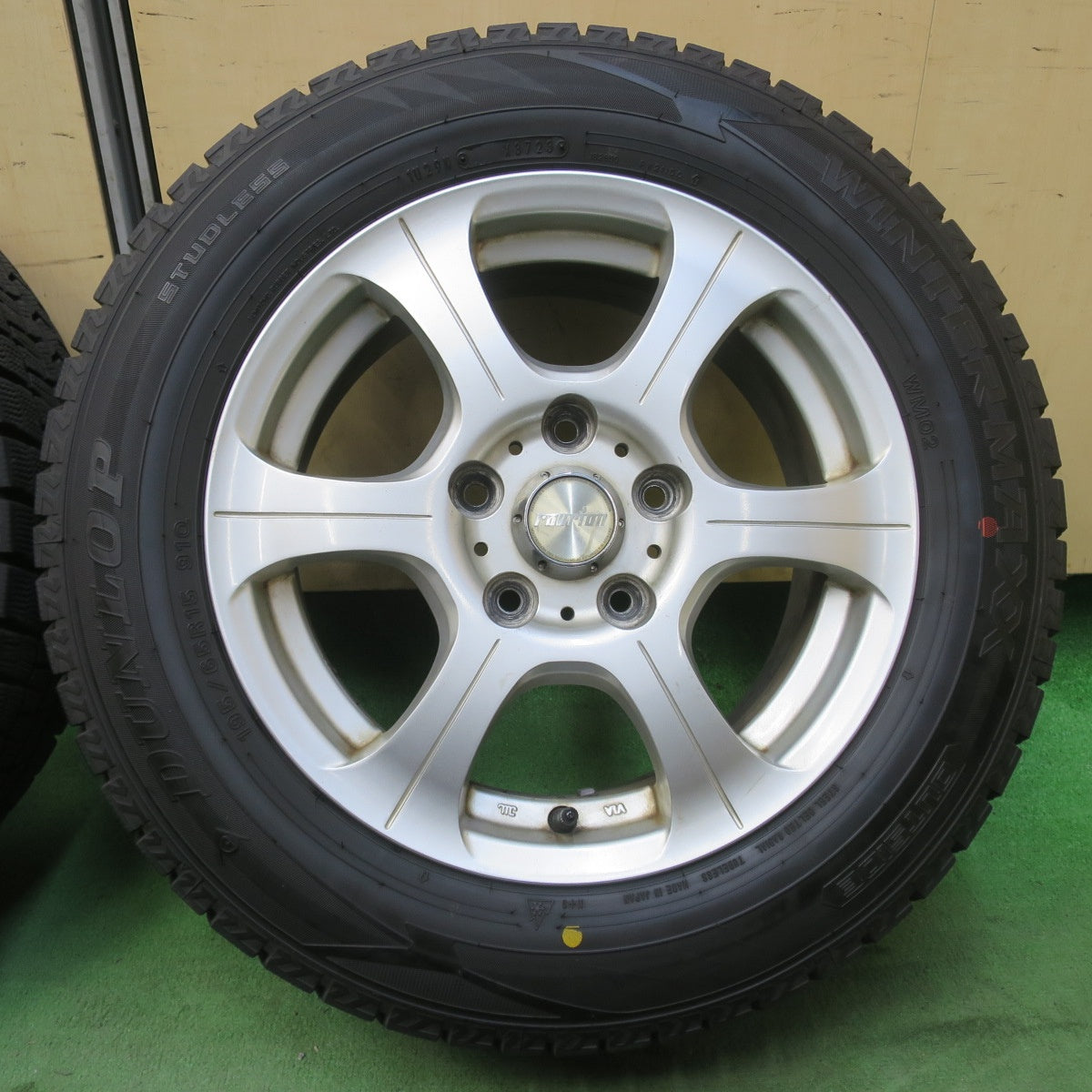 バリ溝！23年！9.5分★スタッドレス 195/65R15 ダンロップ ウインターマックス WM02 ravrion ラブリオン 16インチ PCD114.3/5H★6011007イス