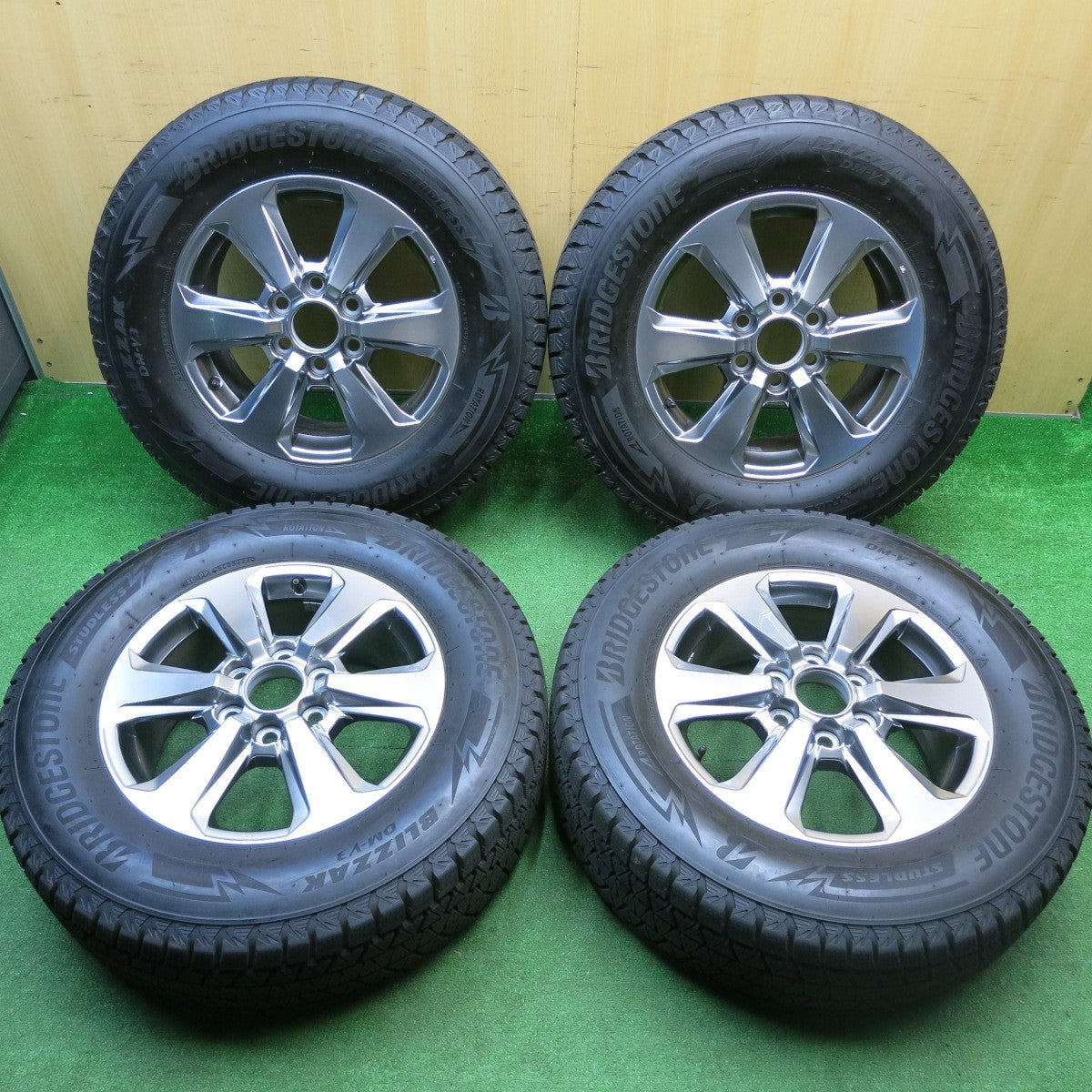 バリ溝！22年！キレイ！9.5分★トヨタ ランクル 300 純正 265/65R18 スタッドレス ブリヂストン ブリザック DM-V3 18インチ PCD139.7/6H★5112901HAス