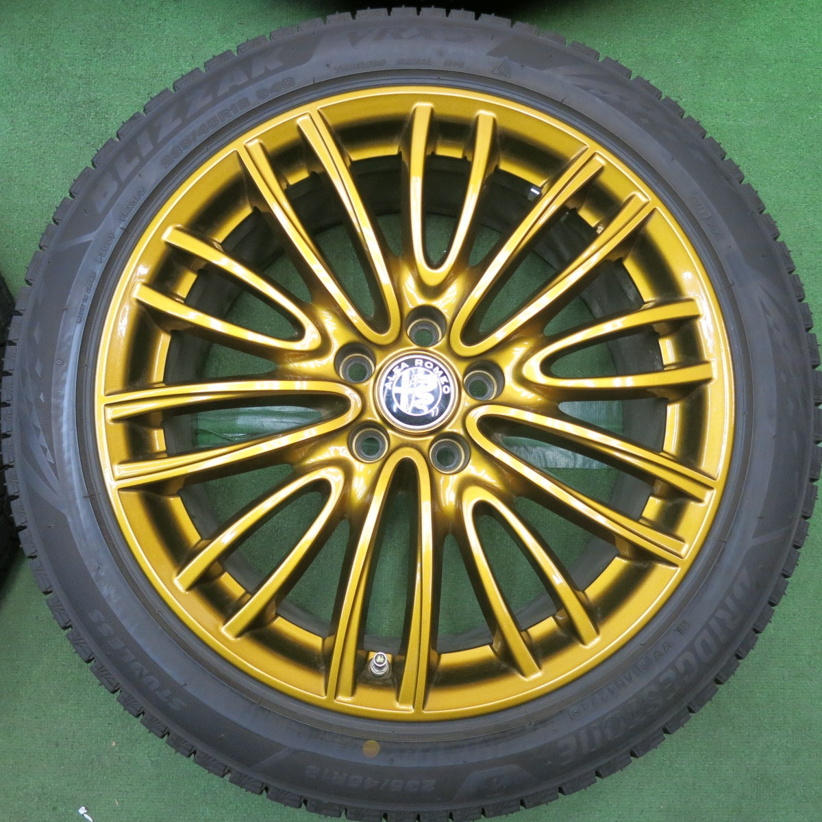 バリ溝！24年！キレイ！9分◎アルファロメオ ジュリア ヴェローチェ 純正 235/45R18 スタッドレス ブリヂストン ブリザック VRX3 ゴールド 18インチ PCD110/5H◎6092603HAス