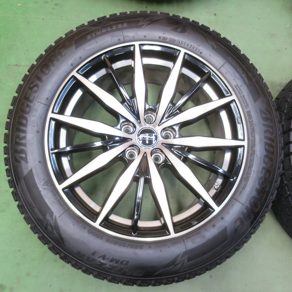 バリ溝！キレイ！9.5分★スタッドレス 225/60R18 ブリヂストン ブリザック DM-V3 F-Direction WF10 Fディレクション 18インチ PCD114.3/5H★6042307イス