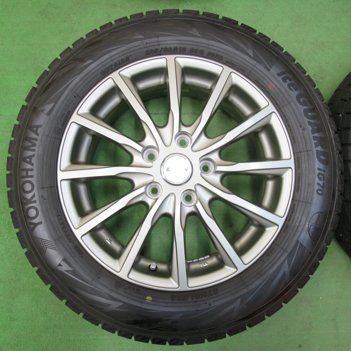 [送料無料] 超バリ溝！21年！キレイ！ほぼ10分★スタッドレス 205/60R16 ヨコハマ アイスガード iG70 LEBEN レーベン 16インチ PCD114.3/5H★4120611イス