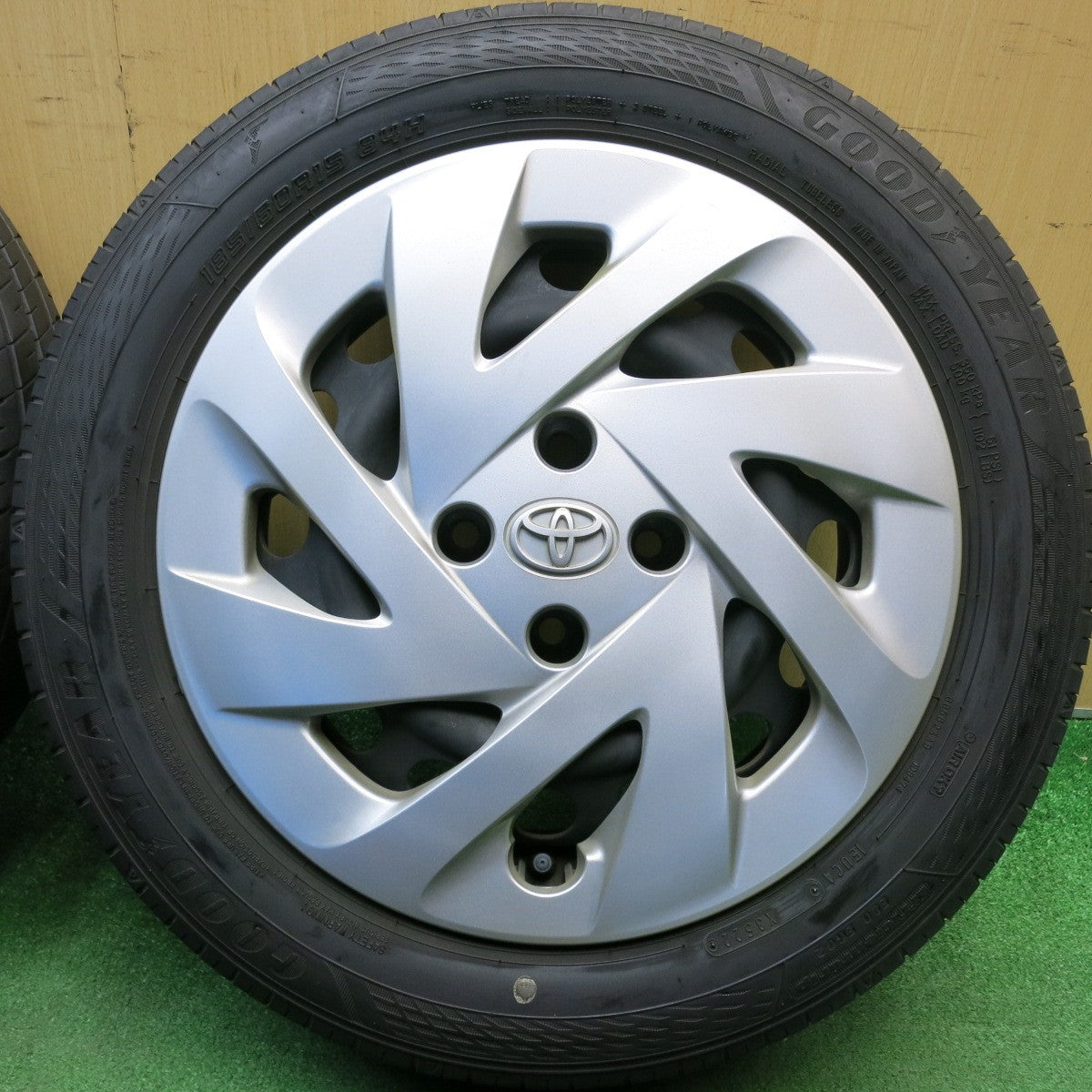 バリ溝！22年！8.5分★トヨタ 10系 アクア 純正 スチール 185/60R15 グッドイヤー EfficientGrip ECO EG02 15インチ PCD100/4H★6040517HAノ