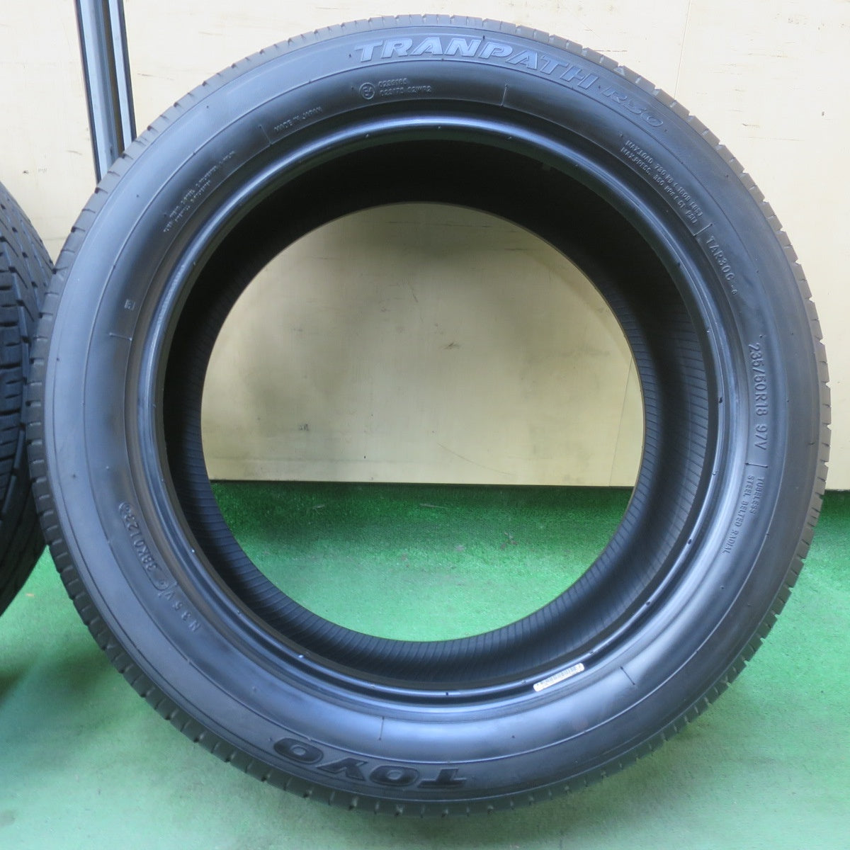バリ溝！23年！9.5分★235/50R18 トーヨー トランパス R30 タイヤ 18インチ アルファード ヴェルファイア 等★6022104イノタ