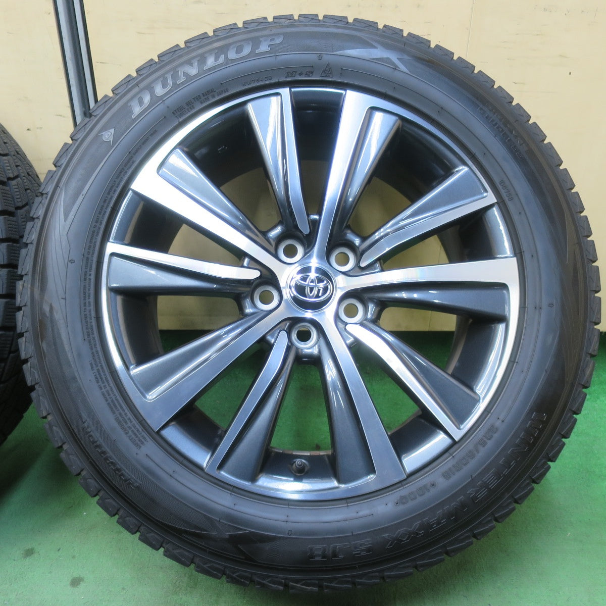 バリ溝！キレイ！9分★トヨタ 80系 ハリアー Gグレード 純正 225/60R18 スタッドレス ダンロップ ウインターマックス SJ8 18インチ PCD114.3/5H★5122906イス