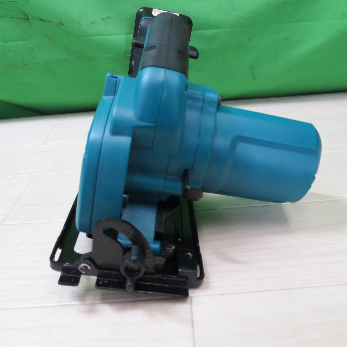 [送料無料] 美品☆マキタ 85mm 充電式 マルノコ HS301D バッテリー BL1015 電動 工具 切断機 丸のこ 丸ノコ 丸鋸 makita 10.8V 木工用☆