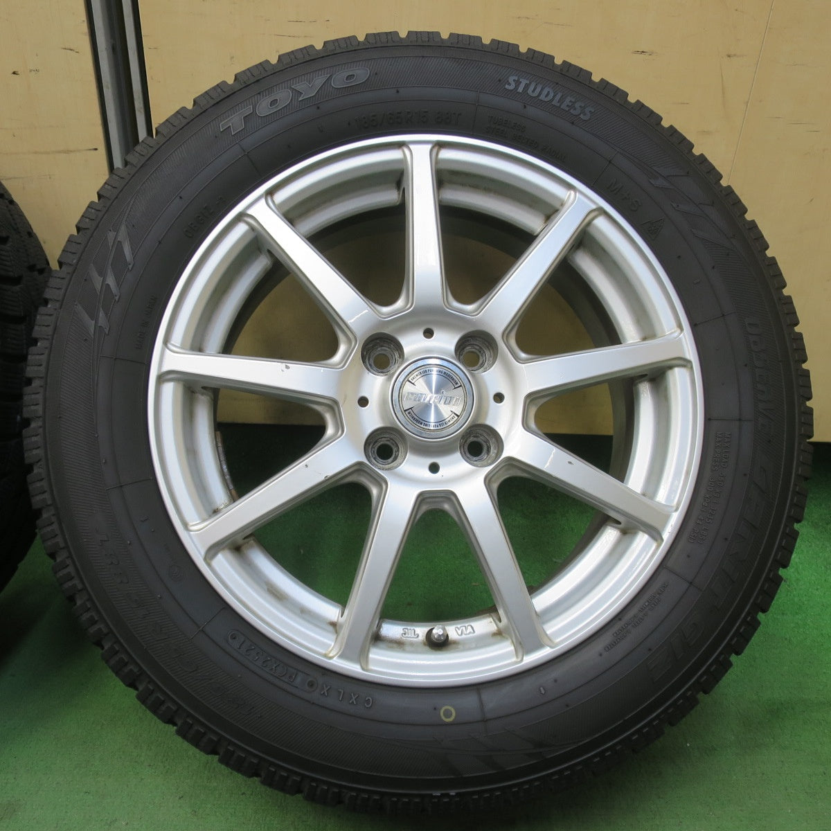 バリ溝！9分★スタッドレス 185/65R15 トーヨー オブザーブ ガリット GIZ ravrion ラブリオン 15インチ PCD100/4H★6033101イス