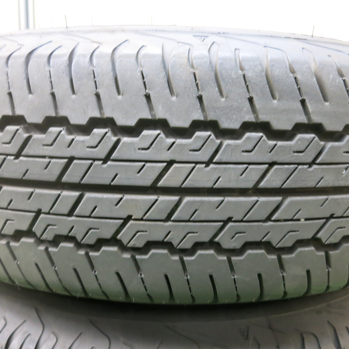 [送料無料] バリ溝！24年！キレイ！9.5分★スズキ JB74 ジムニー シエラ 純正 195/80R15 ダンロップ グラントレック AT20 15インチ PCD139.7/5H★4111205SYノ