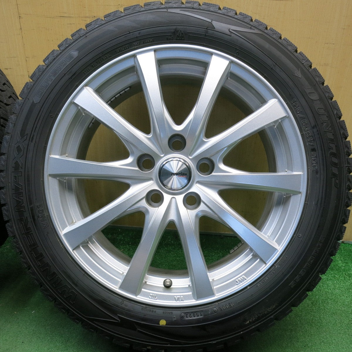 バリ溝！23年！キレイ！9.5分以上◎スタッドレス 195/60R17 ダンロップ ウインターマックス WM02 ravrion RS01 ラブリオン 17インチ PCD114.3/5H◎6070510HAス