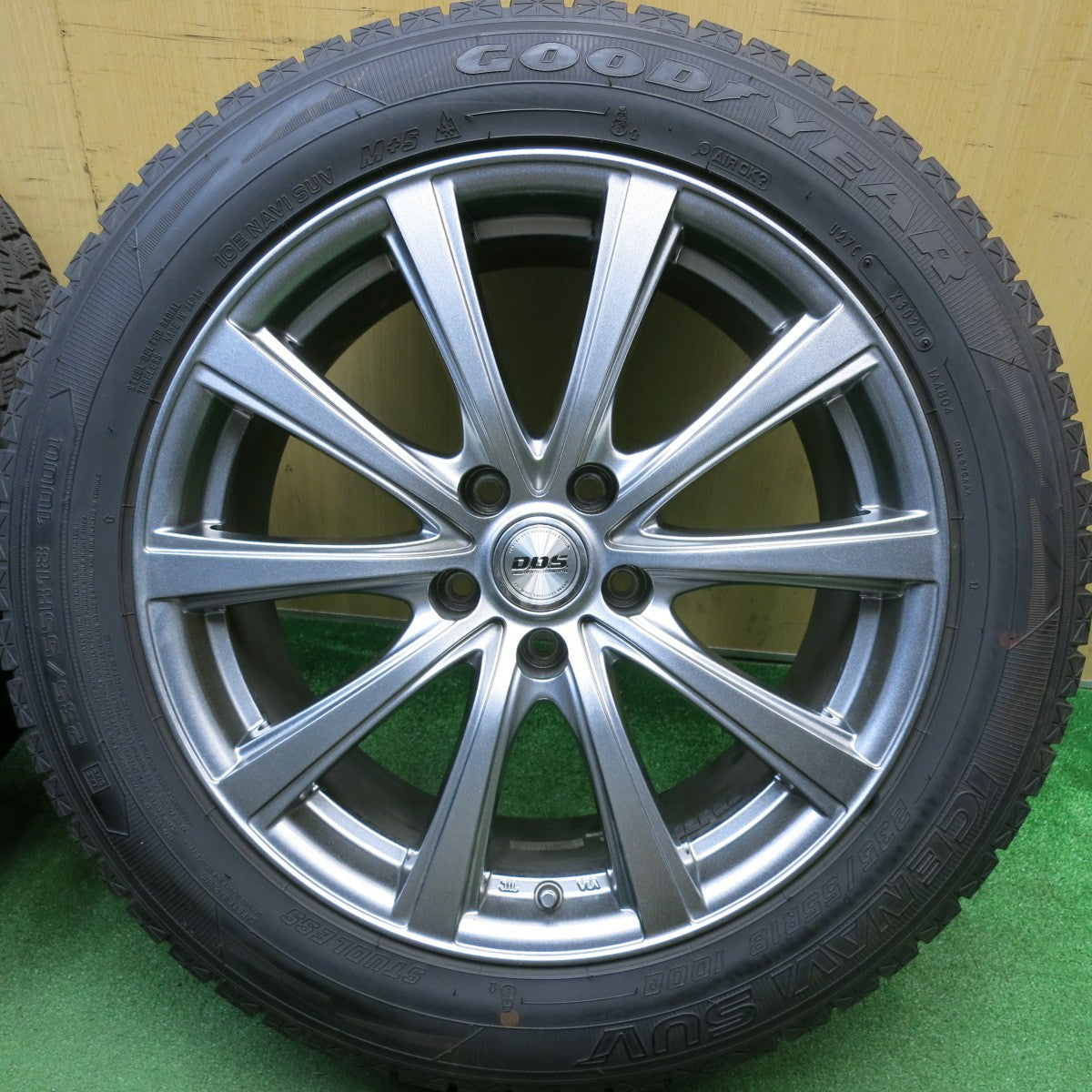 バリ溝！キレイ！9.5分★スタッドレス 235/55R18 グッドイヤー アイスナビ SUV D.O.S. DOS 社外 アルミ 18インチ PCD114.3/5H★6012510HAス