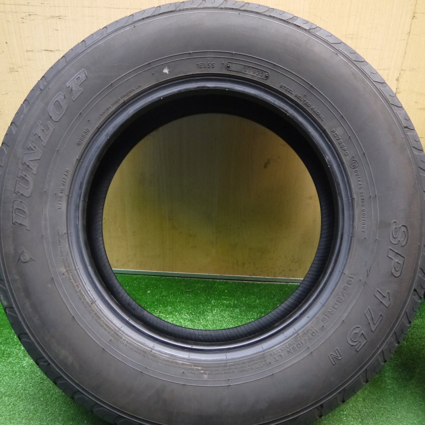 バリ溝！23年！9.5分★195/80R15 107/105N ダンロップ SP175N タイヤ 15インチ ハイエース 等★6020901Hノタ