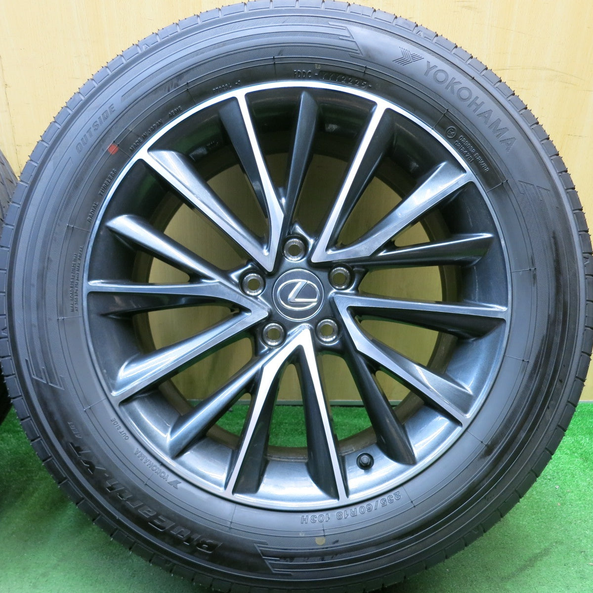 新車外し！25年！センサー付★レクサス NX 純正 235/60R18 ヨコハマ BluEarth-XT AE61 18インチ PCD114.3/5H★5092001HAノ
