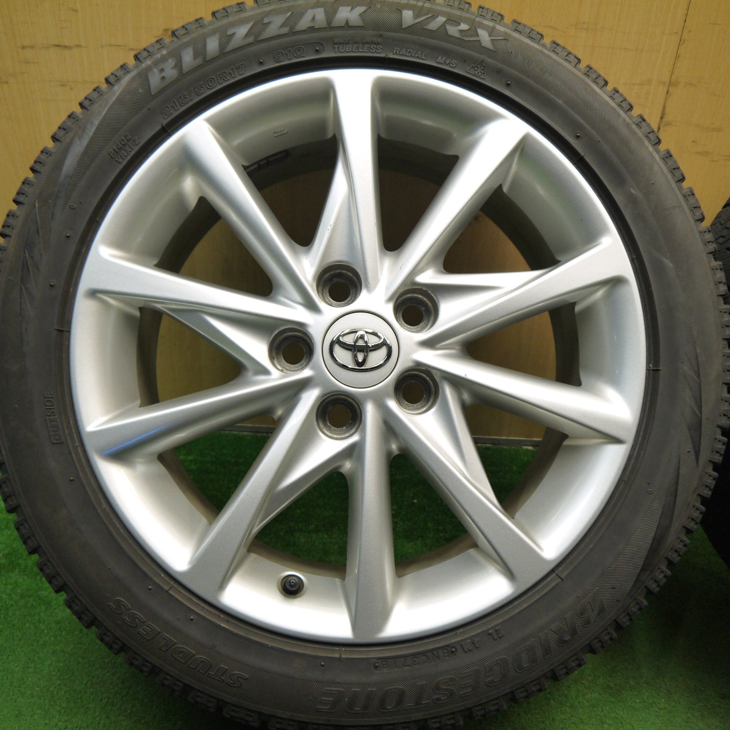キレイ★トヨタ プリウスα ツーリング 純正 215/50R17 スタッドレス ブリヂストン ブリザック VRX 17インチ PCD114.3/5H★5052006Hス