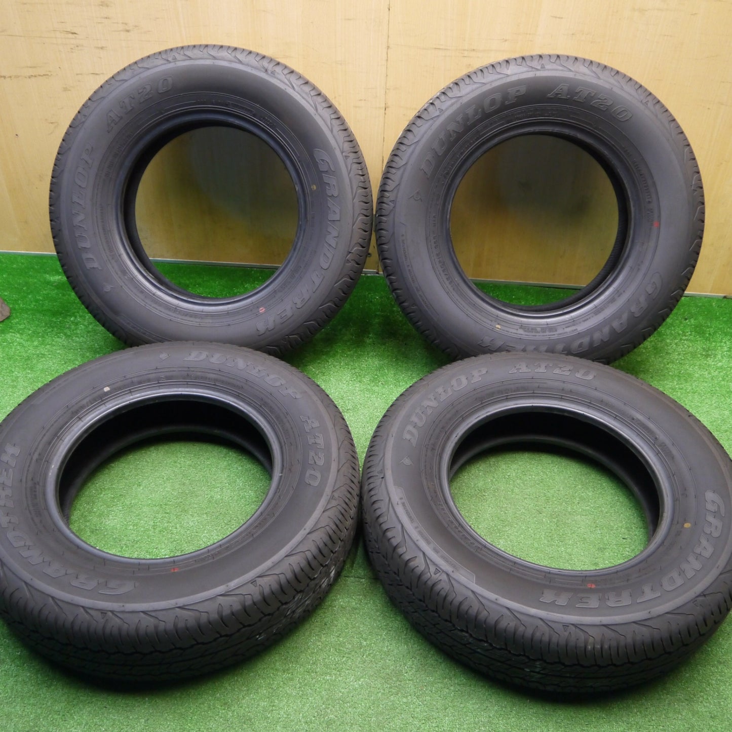 バリ溝！24年！8.5分★195/80R15 ダンロップ AT20 グラントレック 15インチ タイヤ ジムニー シエラ ハイエース 等★5111011Hノタ