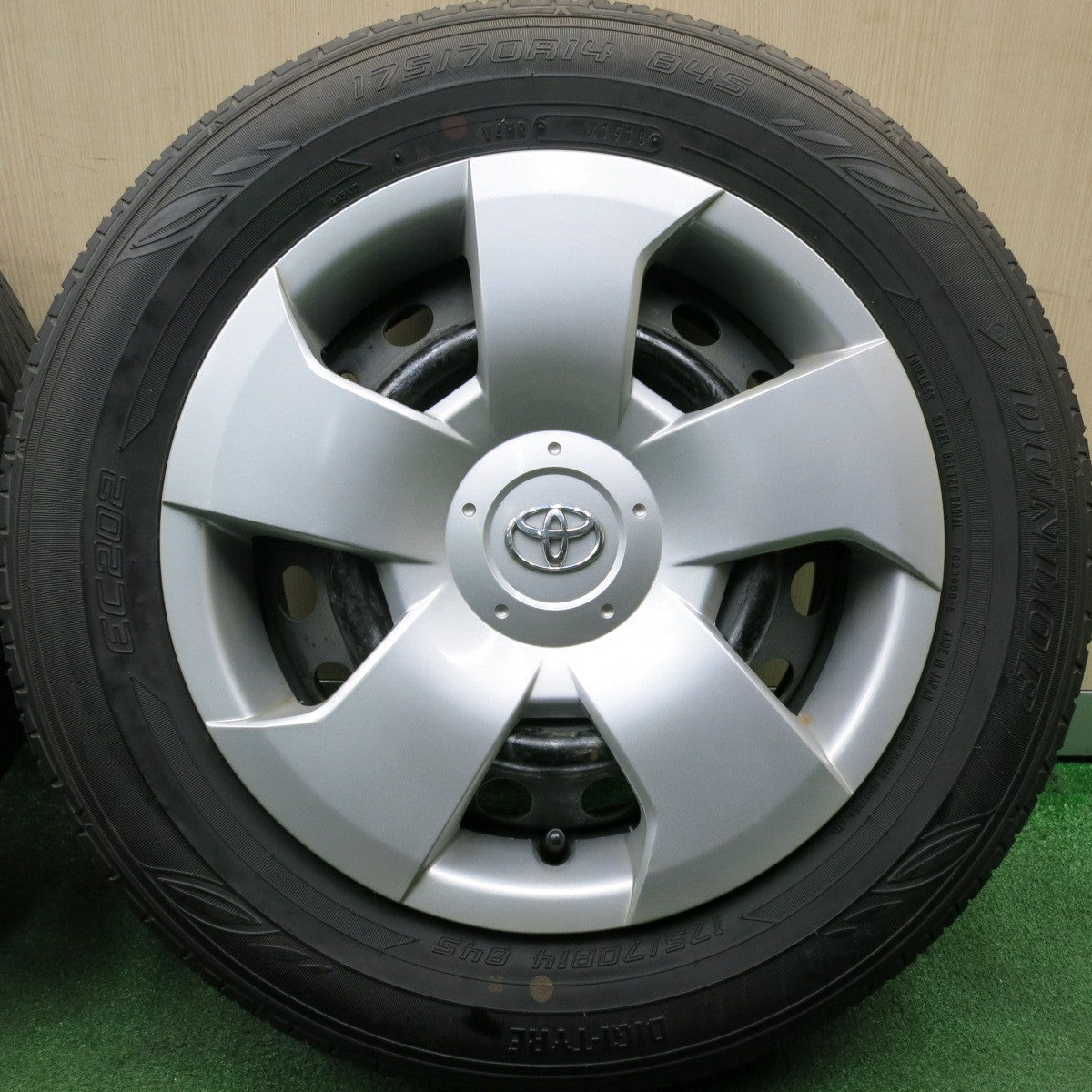 *送料無料* バリ溝！ほぼ10分★トヨタ シエンタ 純正 スチール 175/70R14 ダンロップ EC202 14インチ PCD100/4H★4051708HAノ