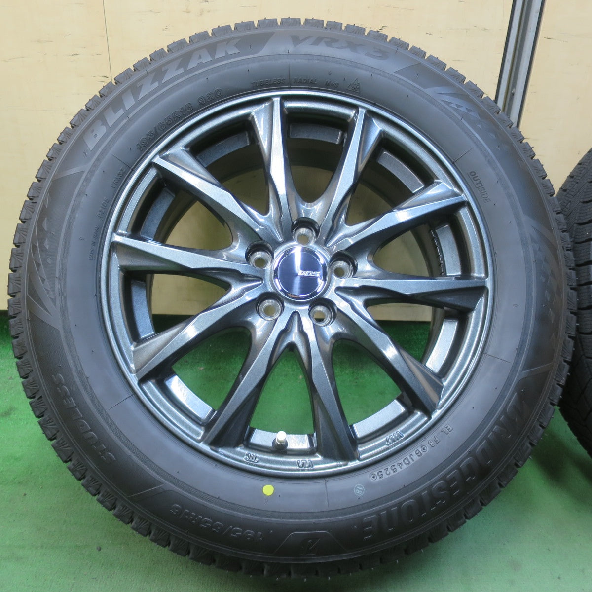 ほぼ未使用！25年★ライズ ロッキー 等 195/65R16 スタッドレス ブリヂストン ブリザック VRX3 D.O.S. DOS 16インチ PCD100/5H★6033103イス