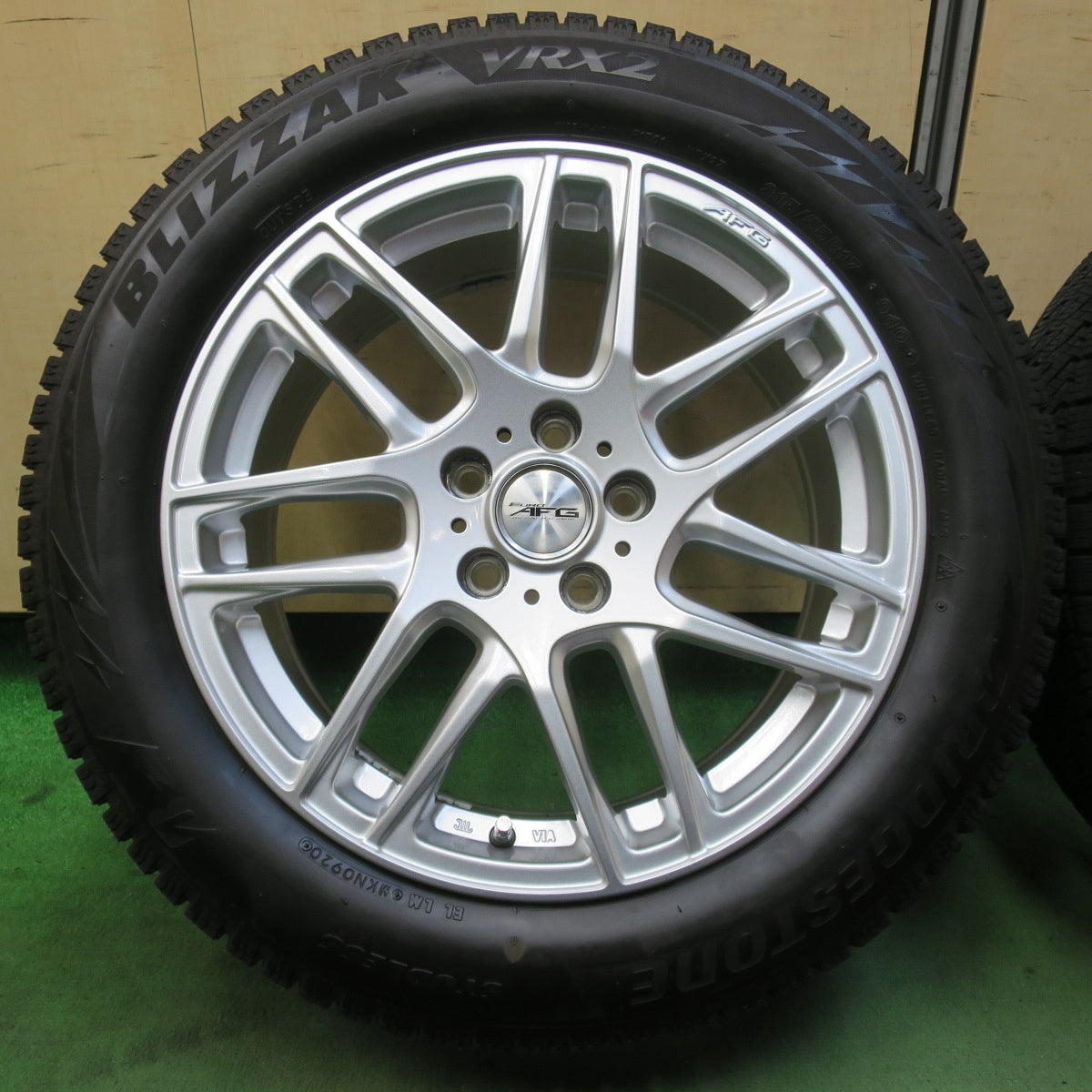 バリ溝！キレイ！9.5分★プジョー 等 EURO AFG 215/55R17 スタッドレス ブリヂストン ブリザック VRX2 ユーロ 17インチ PCD108/5H★5112814イス