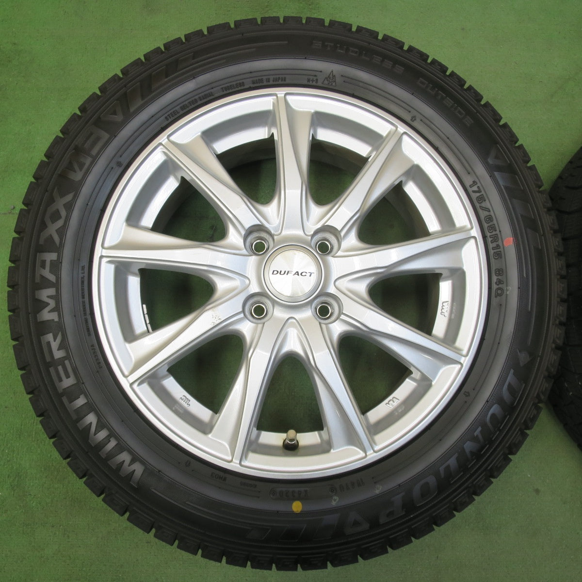 バリ溝！キレイ！ほぼ10分★スタッドレス 175/65R15 ダンロップ ウインターマックス 03 DUFACT デュファクト 15インチ PCD100/4H★5102406イス