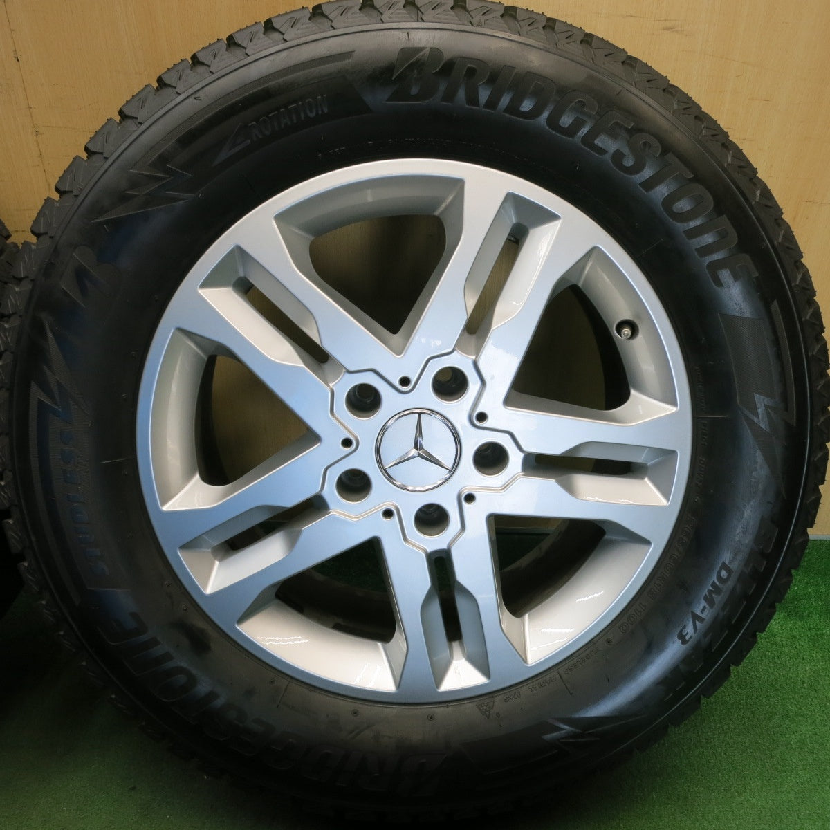バリ溝！キレイ！9.5分以上★ベンツ W463 Gクラス ゲレンデ 純正 265/60R18 スタッドレス ブリヂストン ブリザック DM-V3 18インチ PCD130/5H★6052405HAス