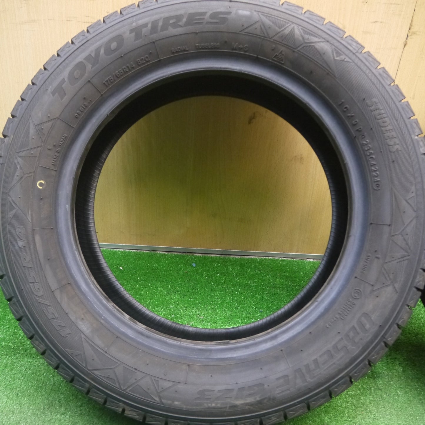 [送料無料] ほぼ未使用！24年★スタッドレス 175/65R14 トーヨー オブザーブ GIZ3 タイヤ 14インチ ヴィッツ フィット ノート 等★5021801Hスタ