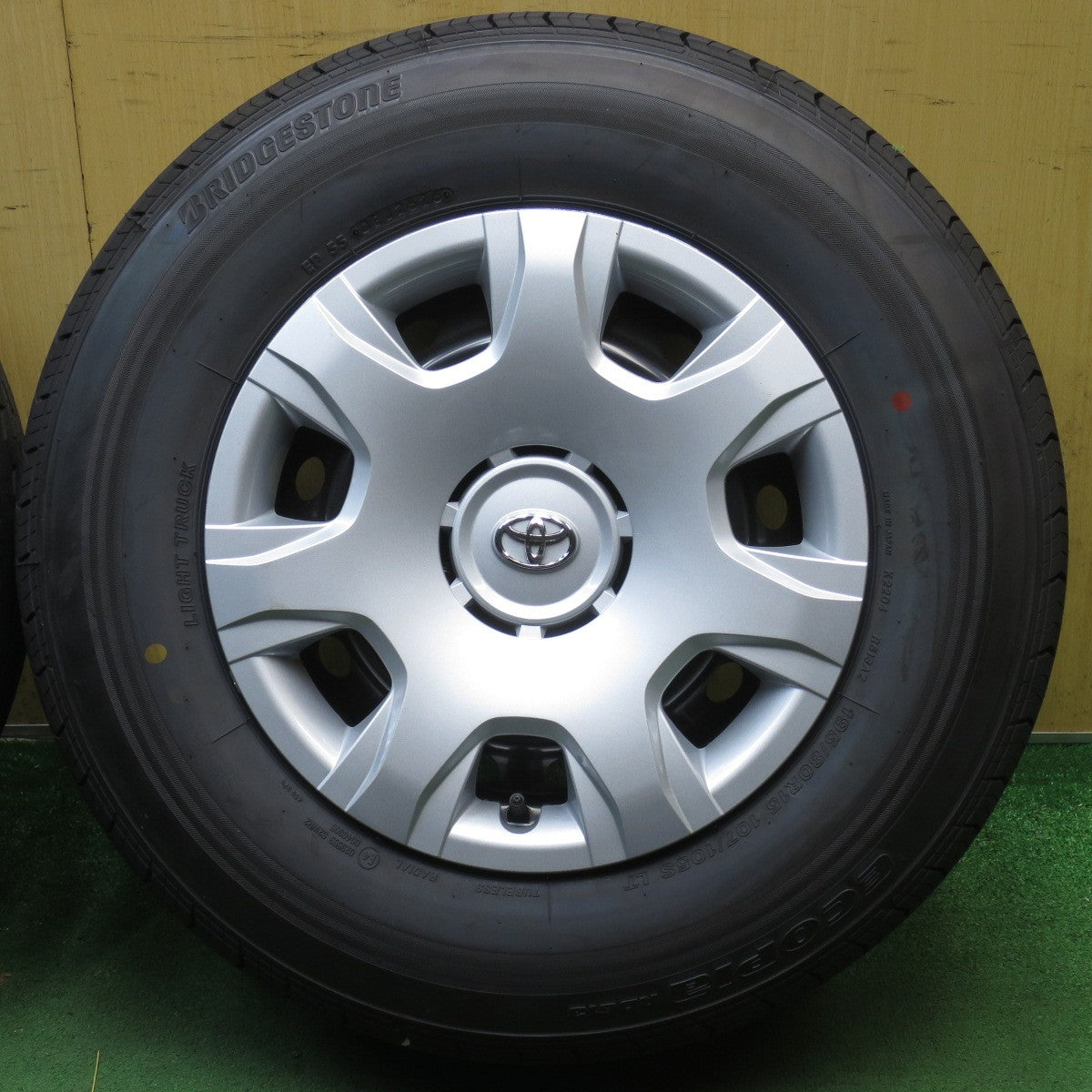 新車外し！26年◎トヨタ 200系 ハイエース 純正 スチール 195/80R15 107/105S ブリヂストン エコピア RD613 15インチ PCD139.7/6H◎6082807NJノ