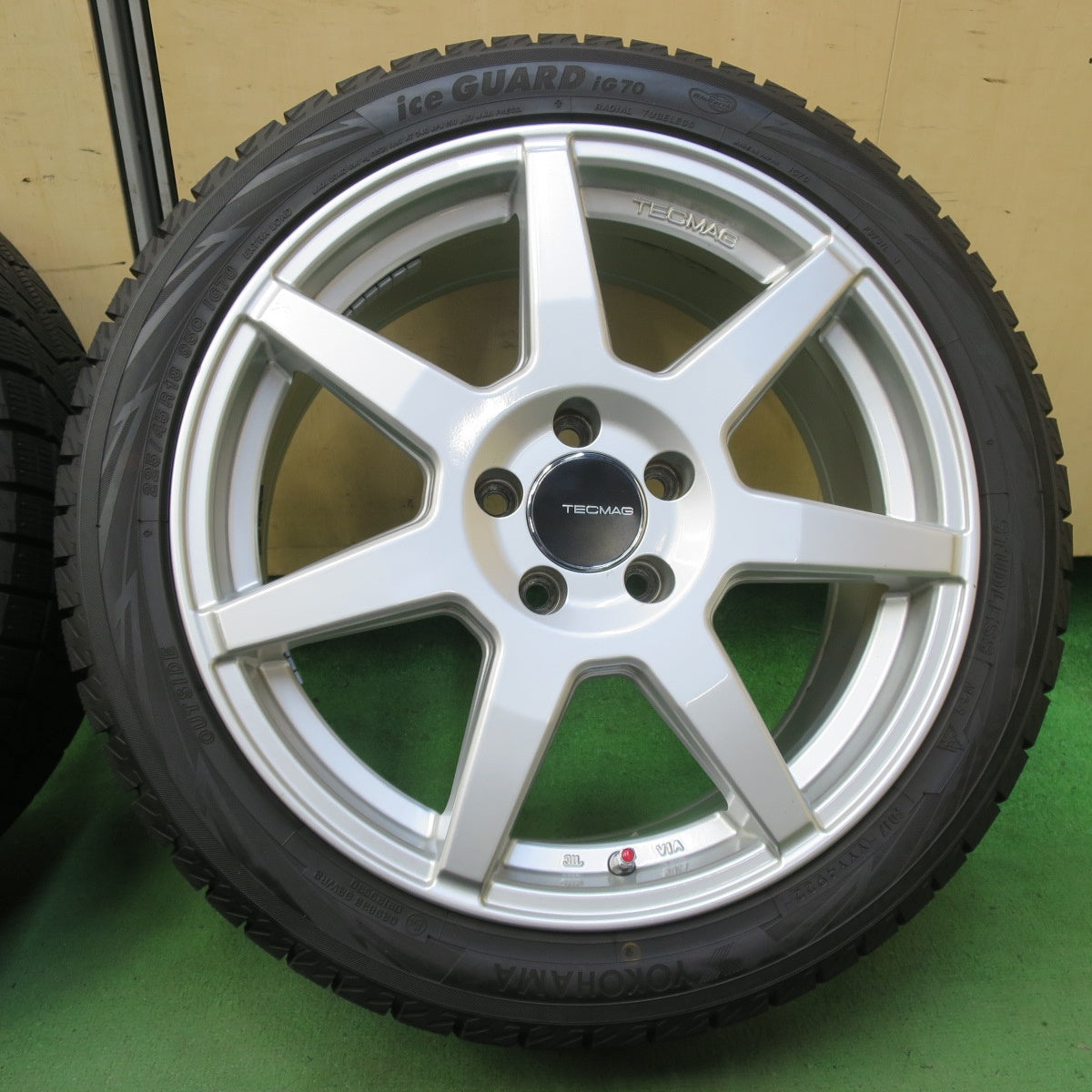 バリ溝！22年！9.5分以上★ベンツ 等 TECMAG 225/45R18 スタッドレス ヨコハマ アイスガード iG70 テクマグ 18インチ PCD112/5H★5100706イス