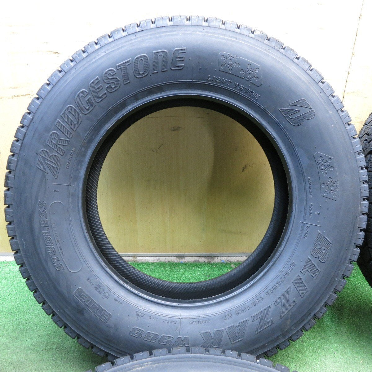 未使用！23年★小型 トラック バン タイヤ 205/75R16 113/111N スタッドレス ブリヂストン ブリザック W989★4020914KKスタ