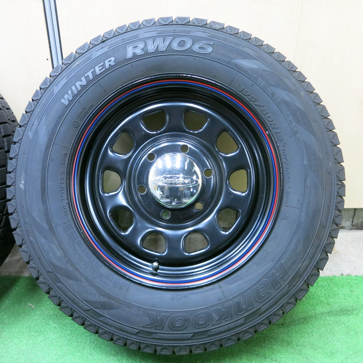 *送料無料* バリ溝！キレイ！9分★DAYTONA 195/80R15 107/105L スタッドレス ハンコック ウインター RW06 デイトナ PCD139.7/6H★4060502ナス