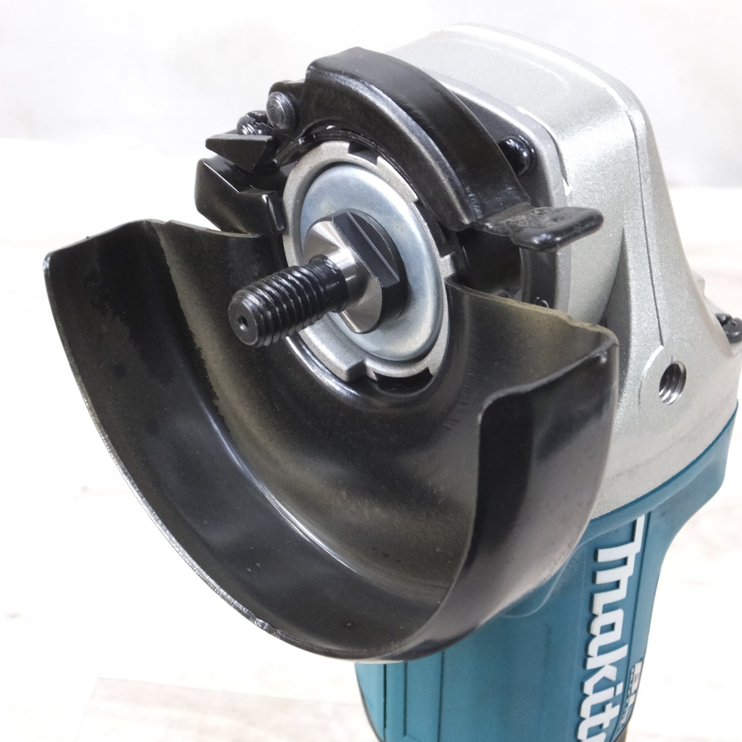 [送料無料] キレイ◆マキタ 充電式 ディスク グラインダ 100mm 14.4V GA403DN バッテリー 充電器 ケース 付き 電動 工具◆