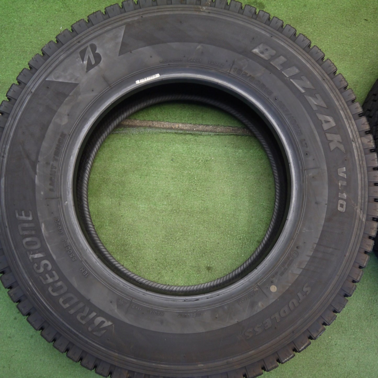 バリ溝！23年！9.5分★スタッドレス 195/80R15 107/105N ブリヂストン ブリザック VL10 タイヤ 15インチ ハイエース キャラバン 等★6070306Hスタ