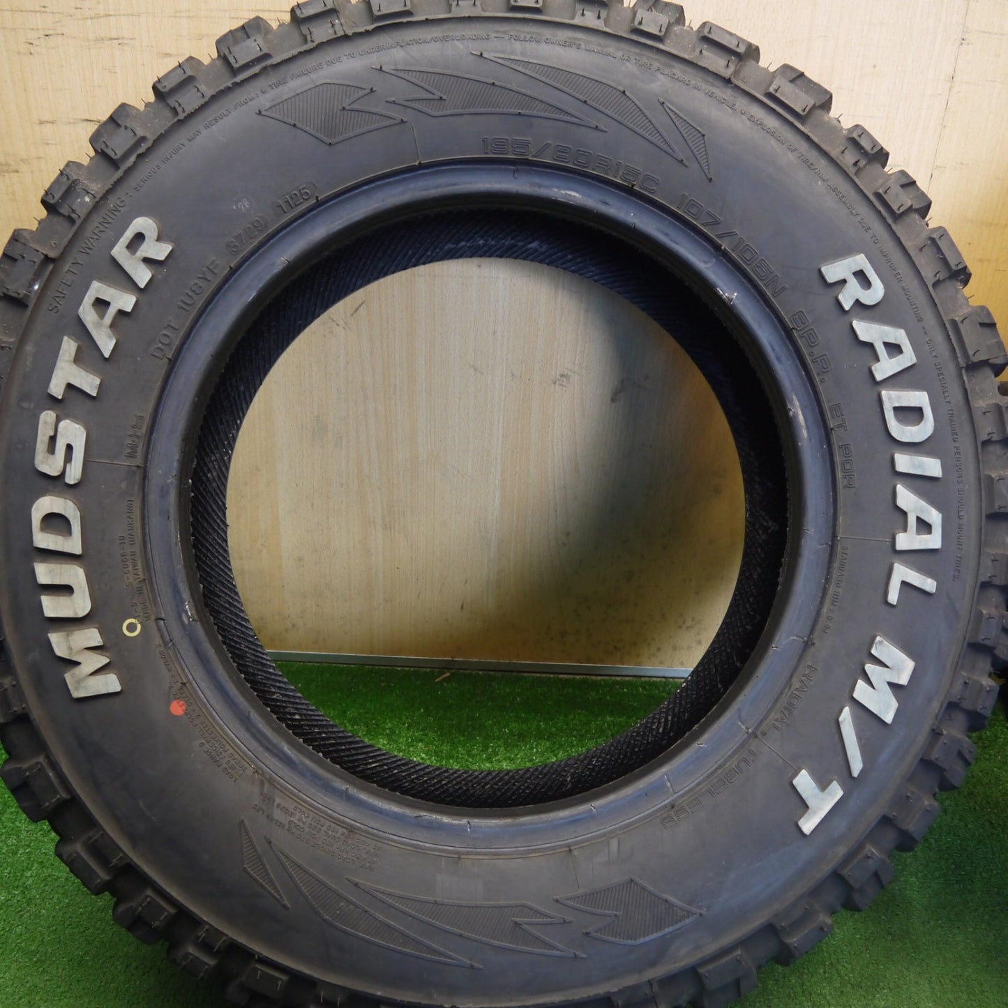 バリ溝！25年！9.5分★195/80R15 107/105N マッドスター ラジアル M/T ホワイトレター MUDSTAR RADIAL タイヤ 15インチ ハイエース キャラバン 等★6072204Hノタ
