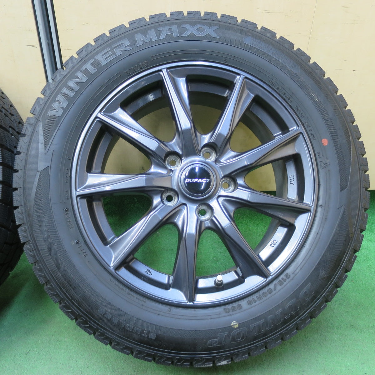 バリ溝！22年！キレイ！9.5分★スタッドレス 215/60R16 ダンロップ ウインターマックス WM02 DUFACT デュファクト 16インチ PCD114.3/5H★5043004イス