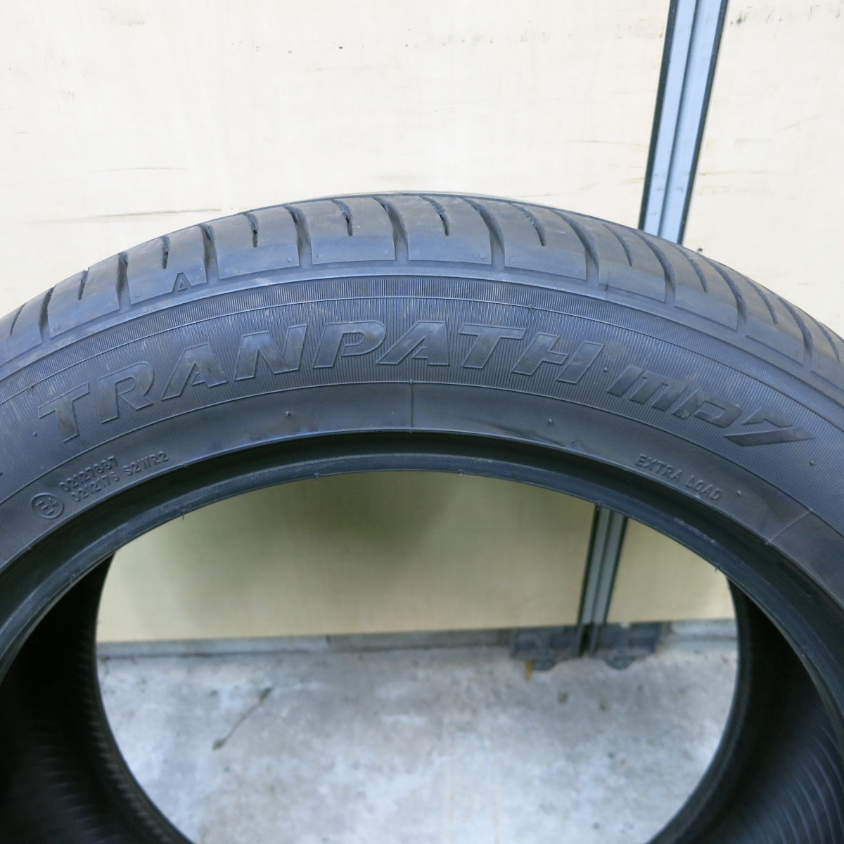 [送料無料] バリ溝！23年！9.5分！1本★235/50R18 トーヨー トランパス MP7 タイヤ 18インチ アルファード ヴェルファイア 等★5012801ナノタ