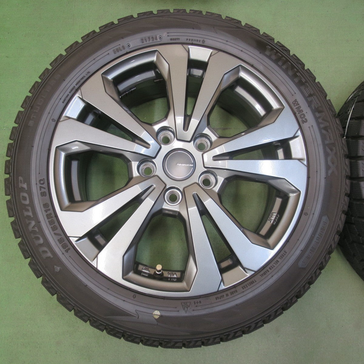 バリ溝！24年！キレイ！9.5分以上◎BMW MINI 等 195/55R16 スタッドレス ダンロップ ウインターマックス WM02 Advanceline SV-1 アドバンスライン 16インチ PCD112/5H◎6101304イス