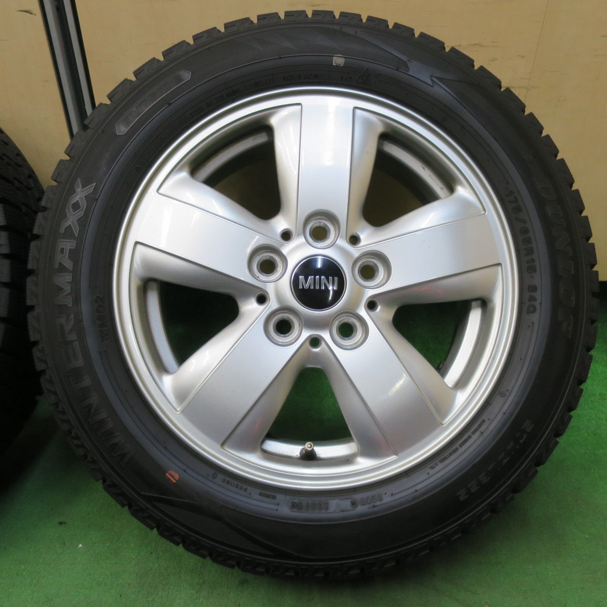 [送料無料] バリ溝！キレイ！9.5分★MINI ミニ クーパー F55 F56 F57 純正 175/65R15 スタッドレス ダンロップ ウインターマックス WM02 15インチ PCD112/5H★4123020イス