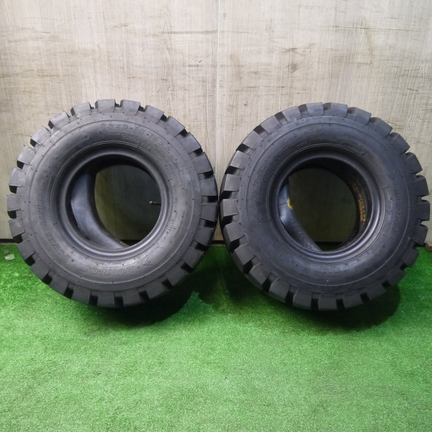 未使用！25年！2本★フォークリフト タイヤ 23×9-10 16PR ダンロップ POWER LIFTER M 21×8/23×9R10★6063005KKノタ