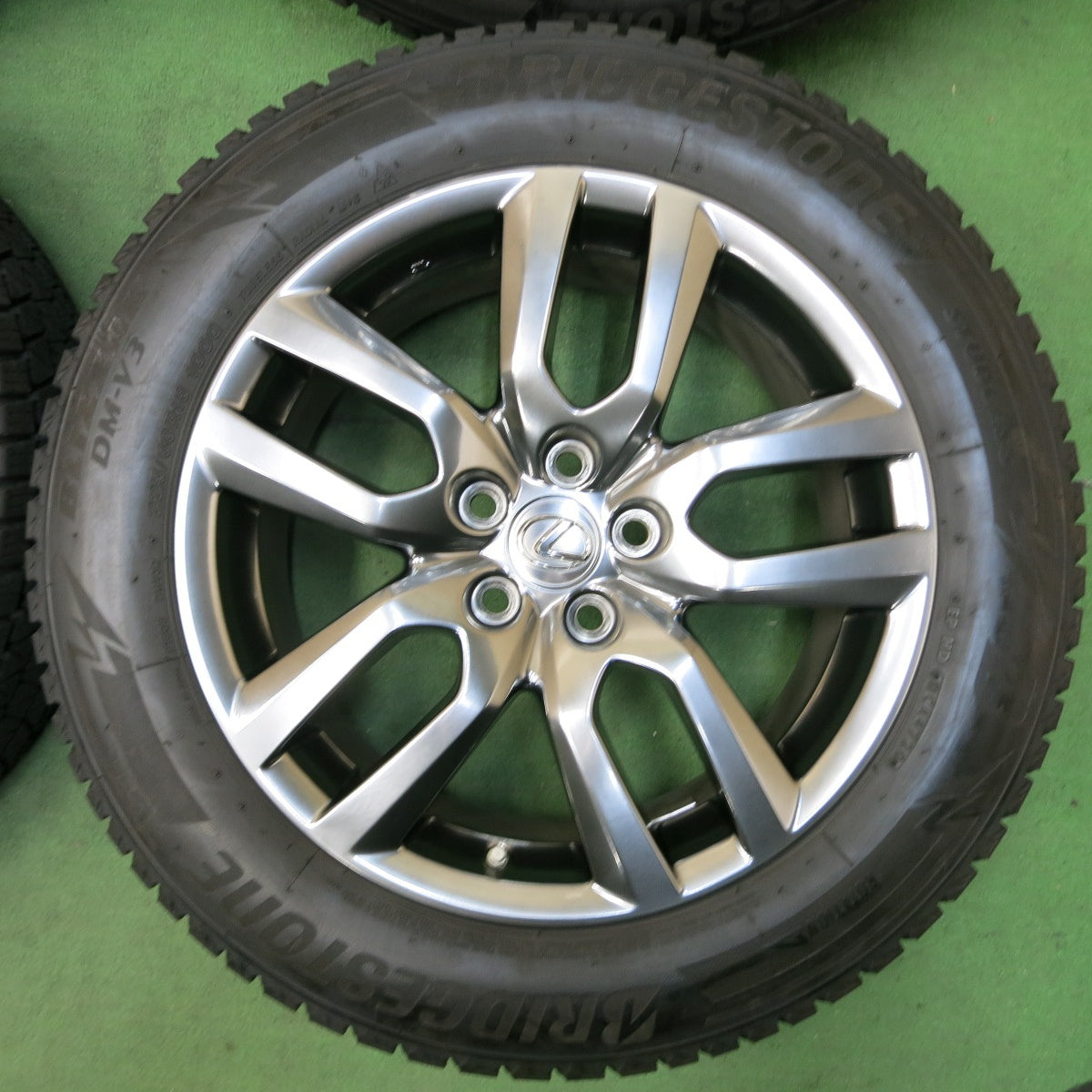 [送料無料] センサー付！バリ溝！20年！キレイ！9分★レクサス NX バージョンL 純正 225/60R18 スタッドレス ブリヂストン ブリザック DM-V3 18インチ PCD114.3/5H★4112111SYス