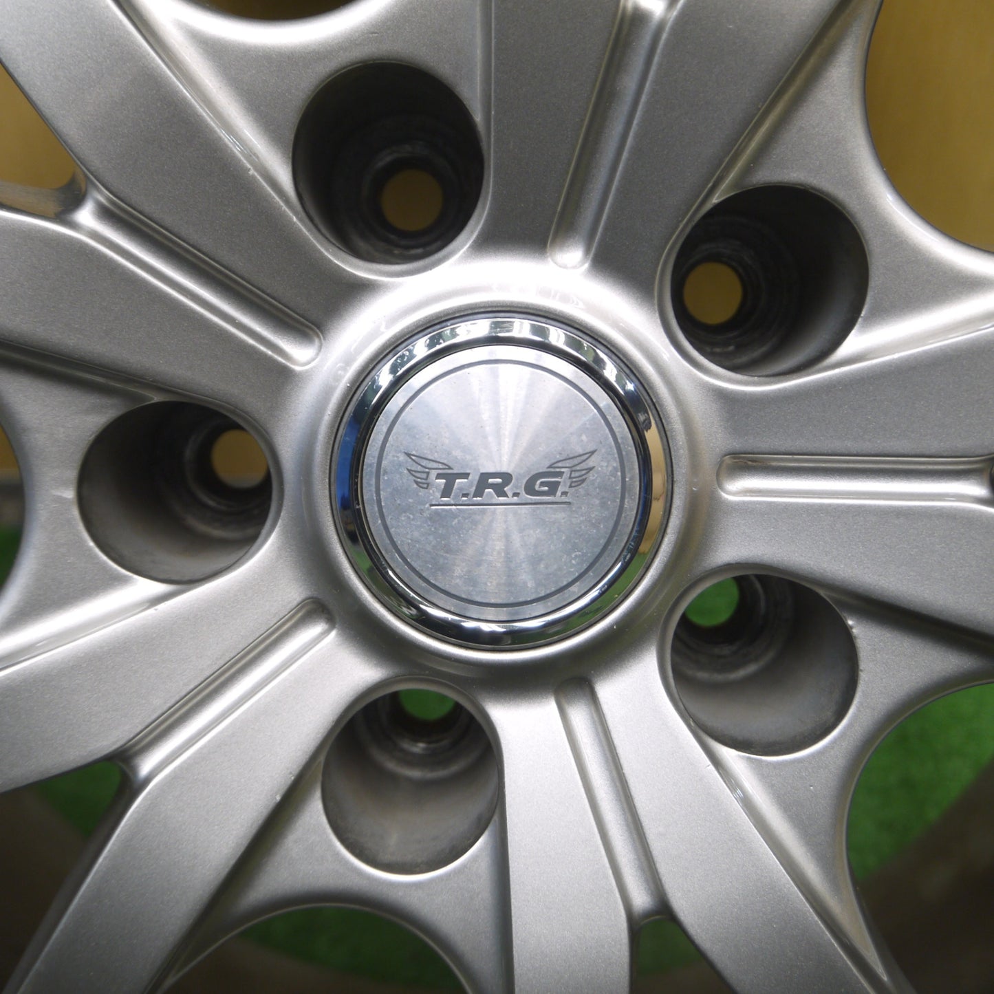 *送料無料* キレイ★T.R.G. ホイール 17インチ 17×7J TRG PCD114.3/5H★4051404Hホ