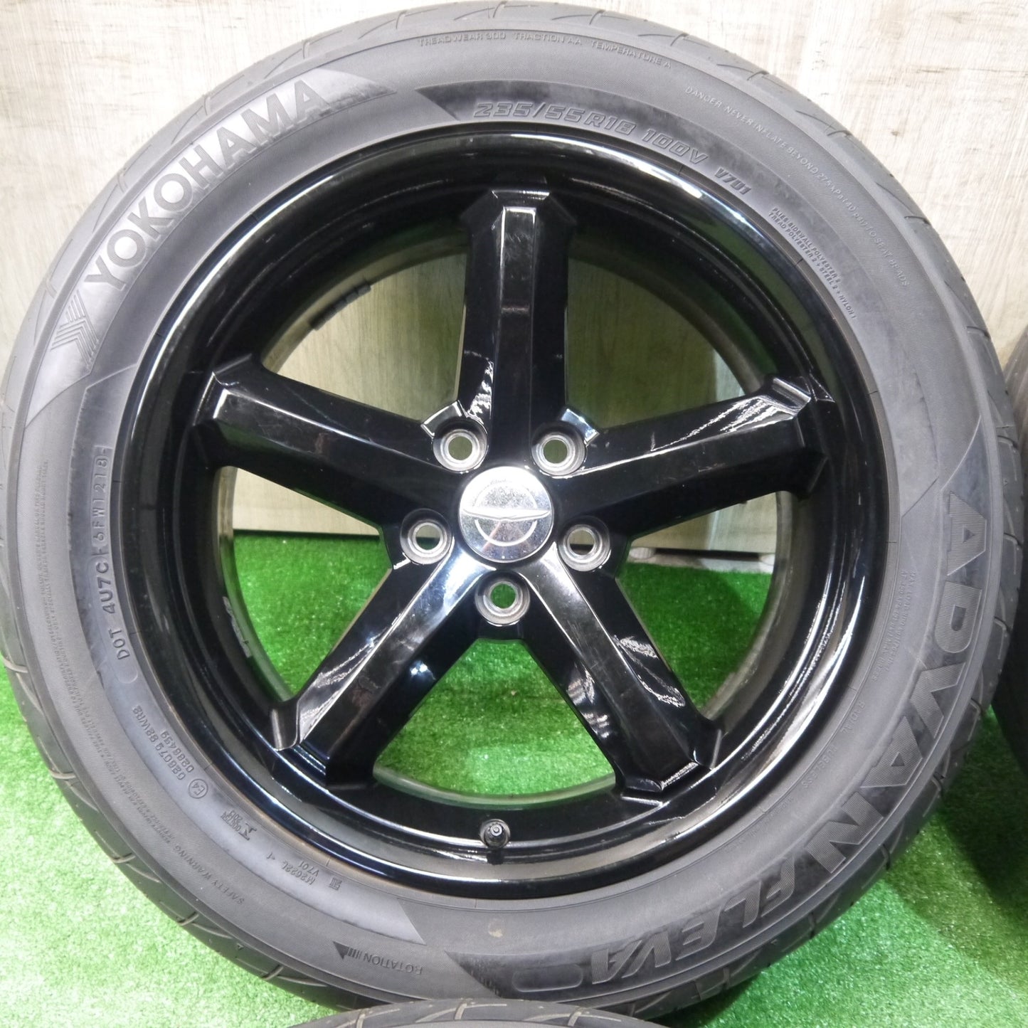 ほぼ未使用！キレイ◎クライスラー 300C 300S 等 純正 235/55R18 ヨコハマ アドバン FLEVA V701 18インチ PCD115/5H◎6061602KKノ