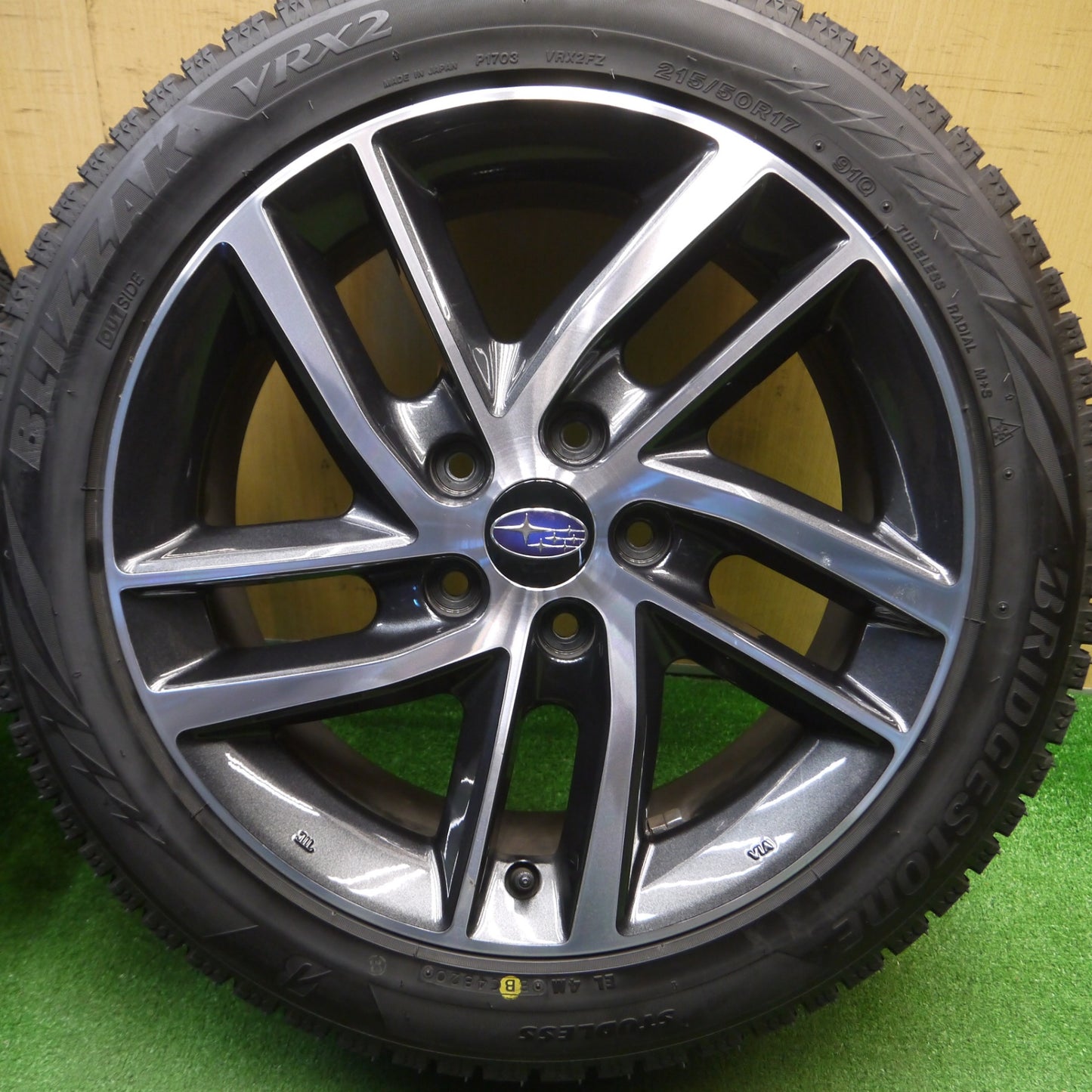 [送料無料] バリ溝！キレイ！9.5分★スバル レヴォーグ 純正 OP 215/50R17 スタッドレス ブリヂストン ブリザック VRX2 17インチ PCD114.3/5H★5011707Hス