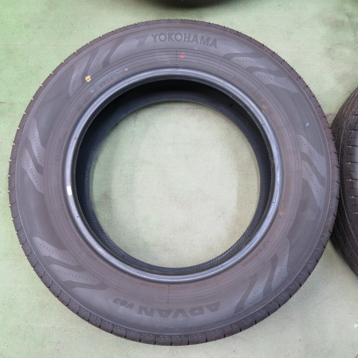 新車外し！24年◎225/65R17 ヨコハマ アドバン V03 タイヤ 17インチ 40系 アルファード ヴェルファイア レクサス NX ハリアー RAV4 等◎6080702NGノタ