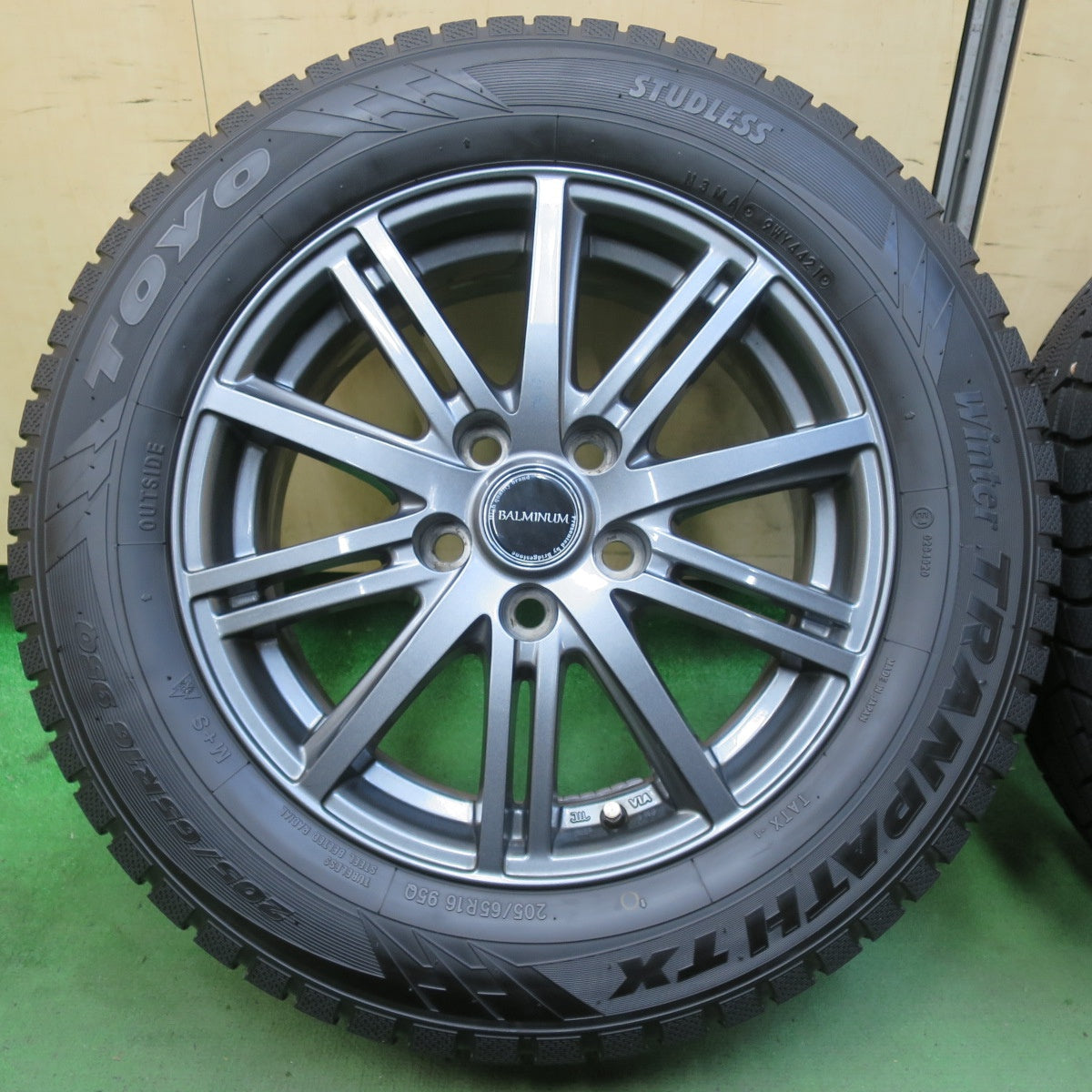 バリ溝！21年！キレイ！9.5分★スタッドレス 205/65R16 トーヨー ウインター トランパス TX BALMINUM バルミナ 16インチ PCD114.3/5H★5103102イス