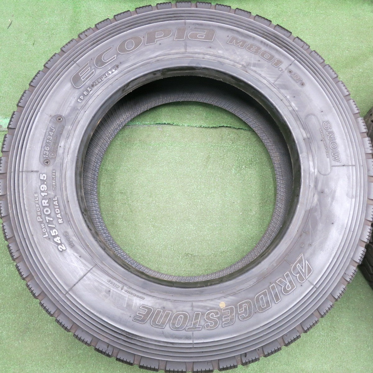 *送料無料* バリ溝！22年！9.5分★トラック タイヤ 245/70R19.5 136/134J ブリヂストン エコピア M801Ⅱ ミックス 19.5インチ★4071003HAノタ