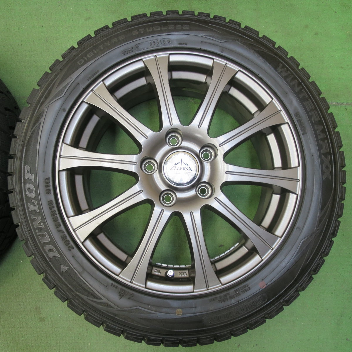 バリ溝！キレイ！9.5分以上★スタッドレス 205/55R16 ダンロップ ウインターマックス WM01 ZELERNA ゼラーナ 16インチ PCD114.3/5H★5070601イス