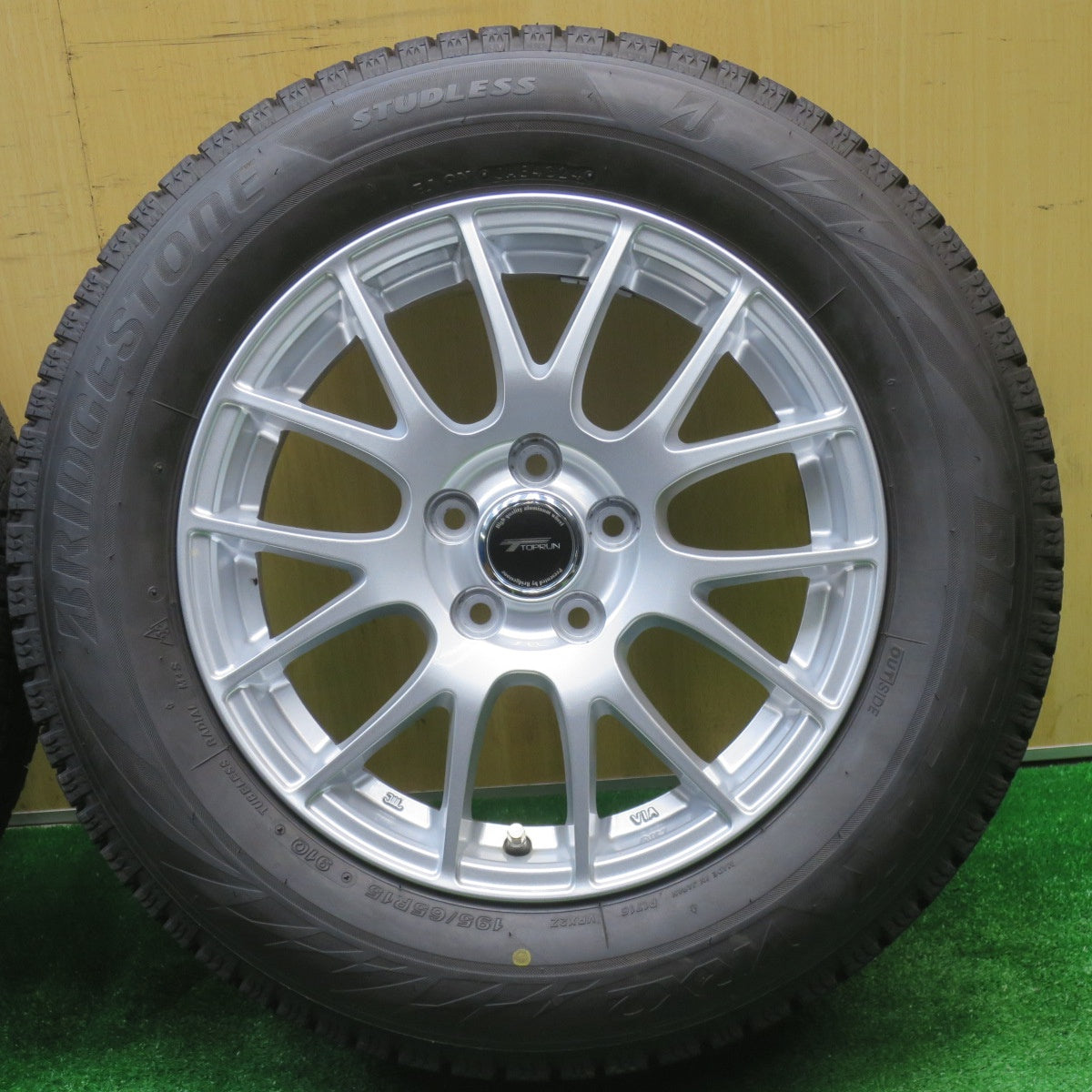 ほぼ未使用！24年！キレイ★プリウス 等 195/65R15 スタッドレス ブリヂストン ブリザック VRX2 TOPRUN トップラン 15インチ PCD100/5H★5102204NJス