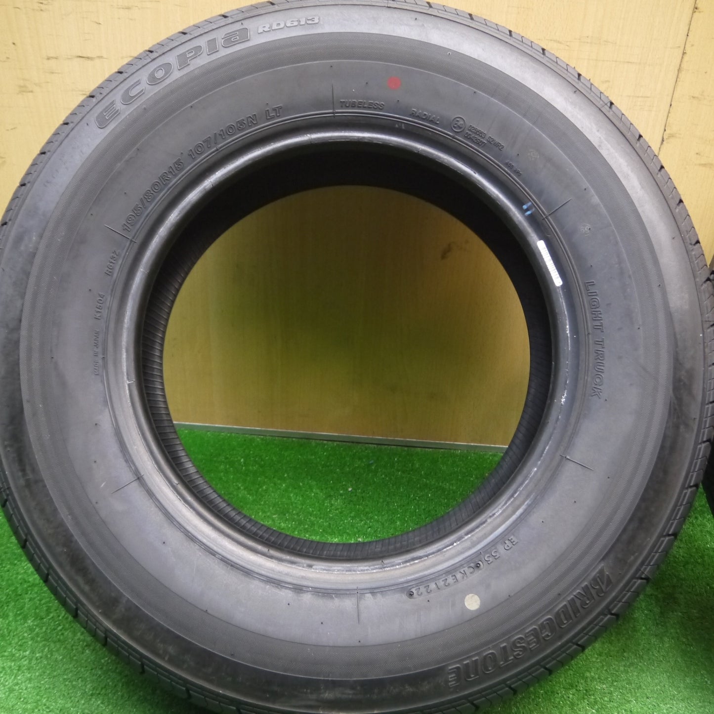 [送料無料] ほぼ未使用！22年★195/80R15 107/105N ダンロップ SP175N ブリヂストン エコピア RD613 タイヤ 15インチ ハイエース キャラバン等★4120308Hノタ