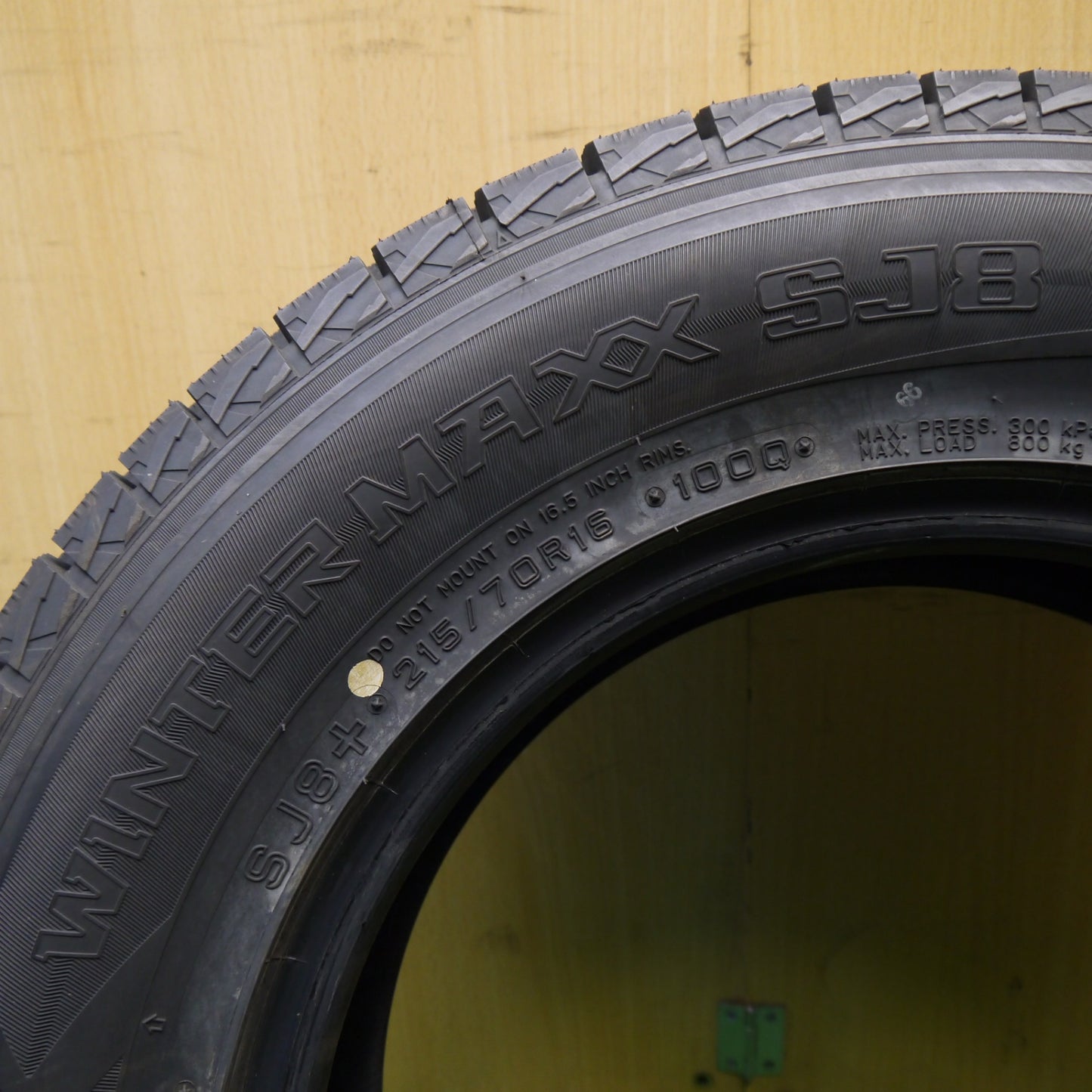 未使用！21年！1本★スタッドレス 215/70R16 ダンロップ ウインターマックス SJ8 SJ8+ タイヤ 16インチ アウトランダー デリカ D:5 等★5051207Hスタ