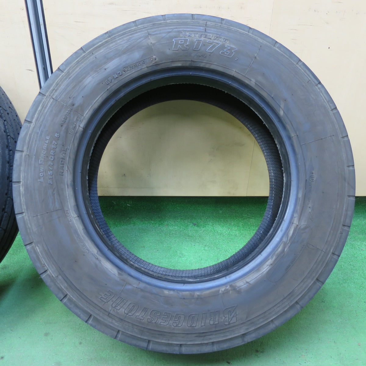 バリ溝！9分★トラック タイヤ 215/70R17.5 123/121J ブリヂストン R173 17.5インチ★5062610イノタ